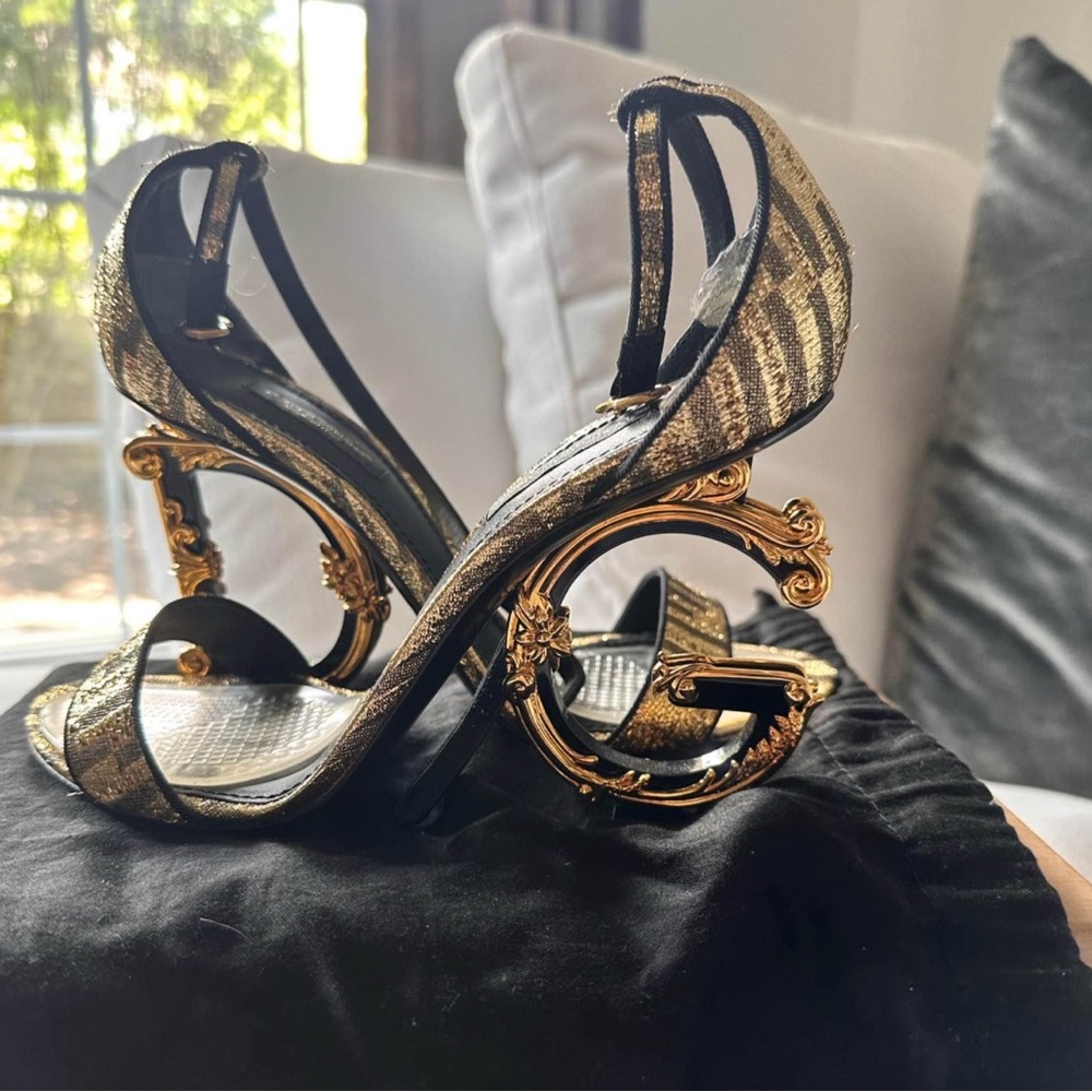 Black and gold Dolce & Gabbana heels in size 39!